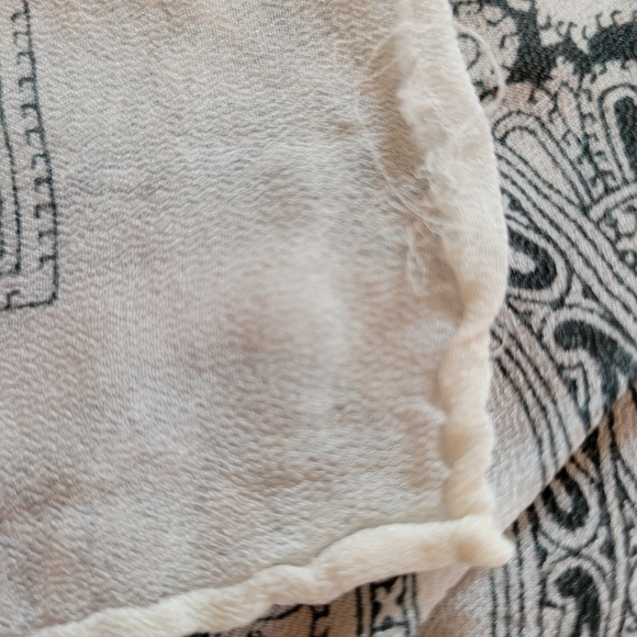 Vintage Scarf ~ Black & Cream Tone Paisley ~ Retro ~ Blemishes FINAL PRICE - Picture 13 of 16